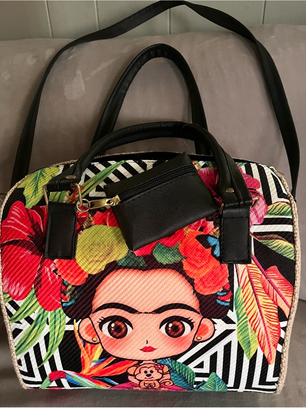 Frieda Caló hand bag.With black shoulder strap and coin purse.Tan exterior woven